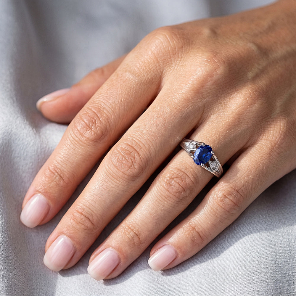 Anello in oro con zaffiro ovale blu da 1,50 carati e diamante rotondo 14K