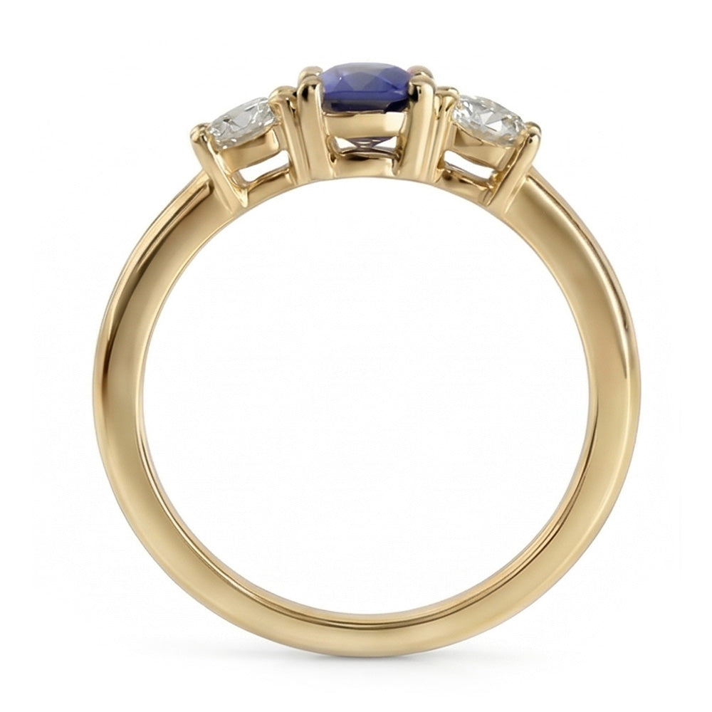 Anello in oro giallo 14 carati con 3 pietre. zaffiro blu rotondo e diamanti da 1,50 carati