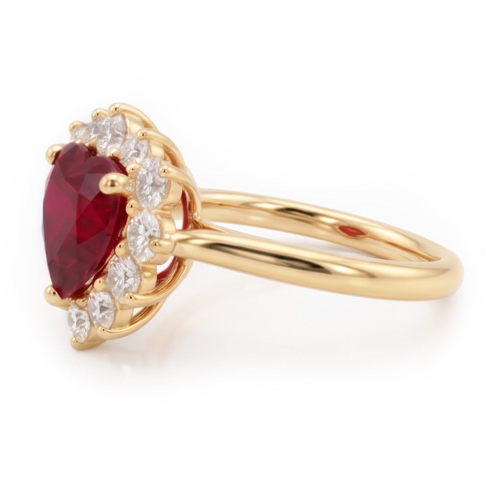 Anello in oro giallo 14K con rubini e diamanti a taglio cuore da 2,25 carati