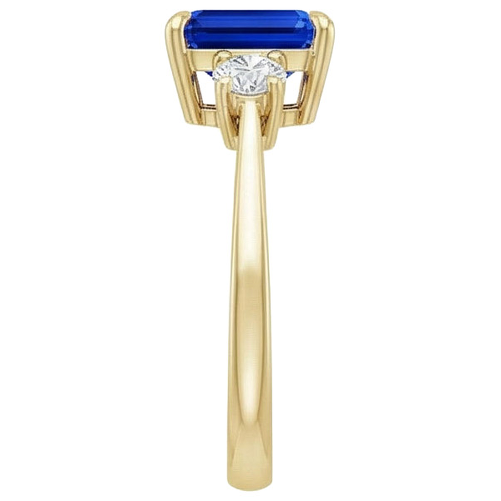 Anello in oro giallo con 3 pietre di smeraldo. zaffiro blu e diamante 3.50 carati