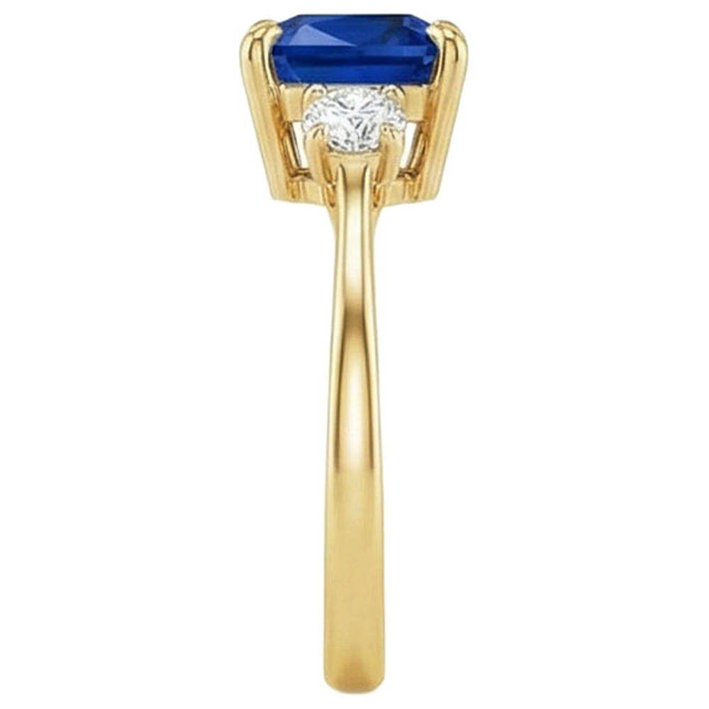Anello in oro giallo con 3 pietre. diamante e cuscino. zaffiro blu 2.50 carati