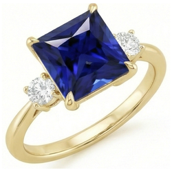 Anello in oro giallo con 3 pietre. zaffiro blu principessa e diamanti 5.25 carati