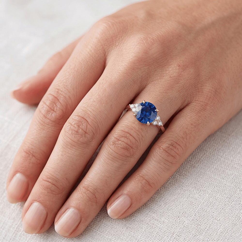 Anello in oro giallo con diamante a punta con zaffiro blu gambo affusolato 2.50 carati