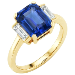Anello in oro giallo con pietre preziose e smeraldo. diamanti baguette. 5 carati. 3 pietre