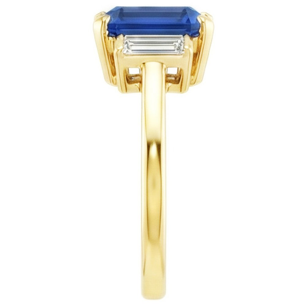 Anello in oro giallo con pietre preziose e smeraldo. diamanti baguette. 5 carati. 3 pietre