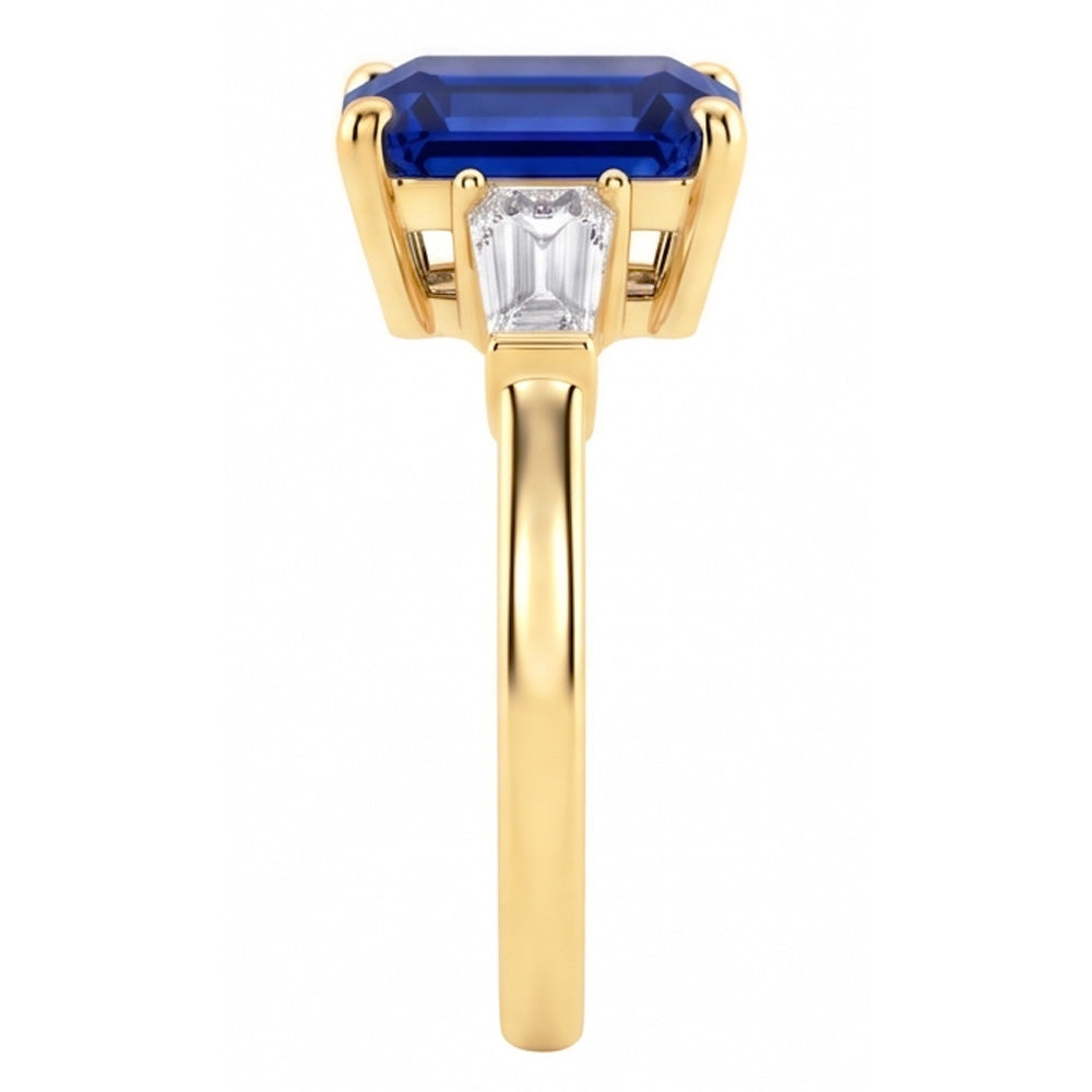 Anello in oro giallo con tre pietre e zaffiro blu smeraldo 2.50 carati