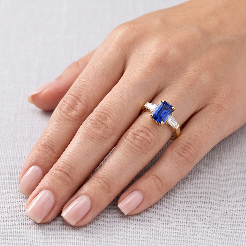 Anello in oro giallo con tre pietre e zaffiro blu smeraldo 2.50 carati