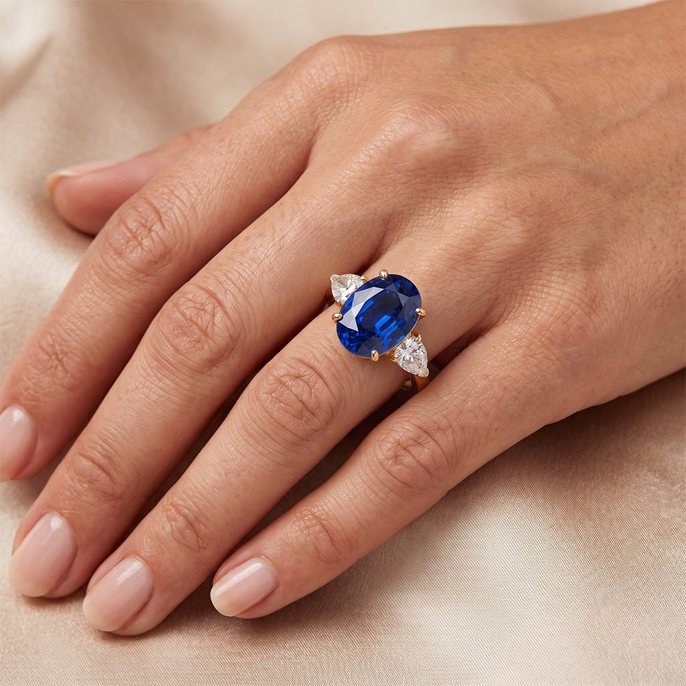 Anello in oro giallo con zaffiro blu ovale e diamante a pera 3 pietre 5.25 carati