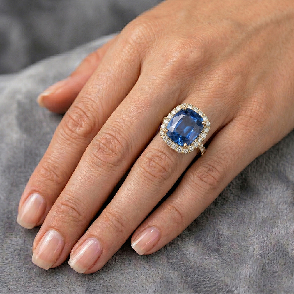 Anello in oro giallo con zaffiro ovale e diamanti 11.25 carati 14K