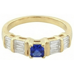 Anello in oro giallo da 2.51 carati con zaffiro blu dello Sri Lanka 14K