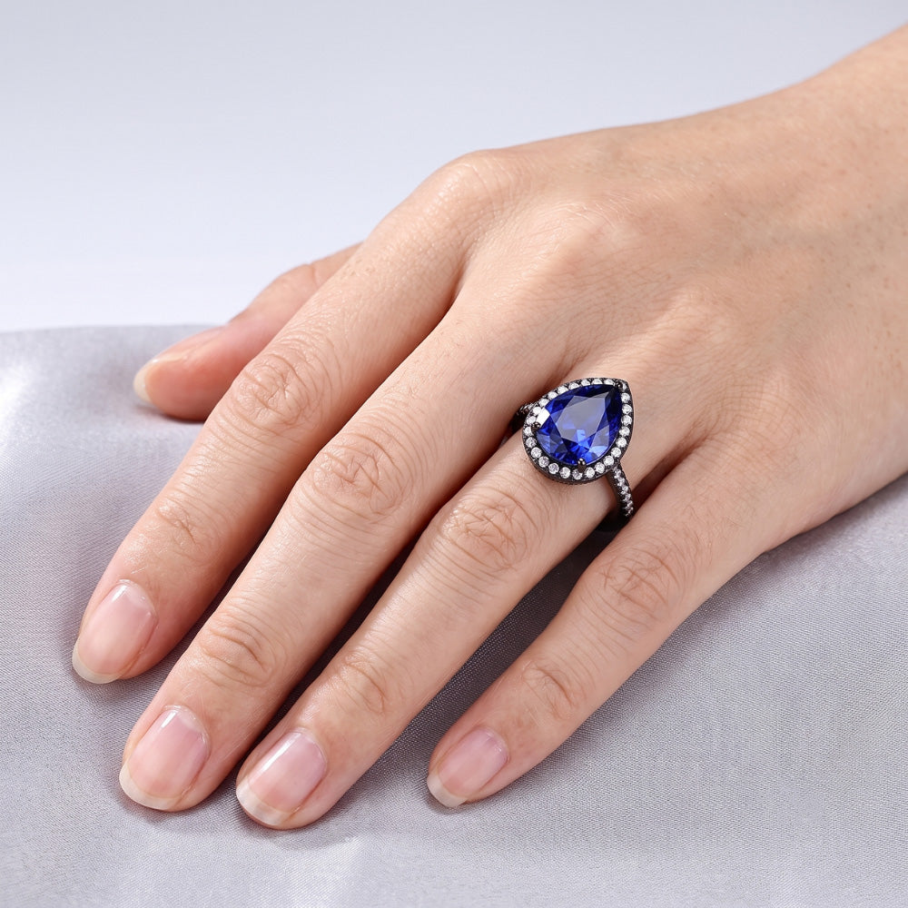 Anello in oro nero a forma di pera con alone zaffiro blu e diamanti 4 carati