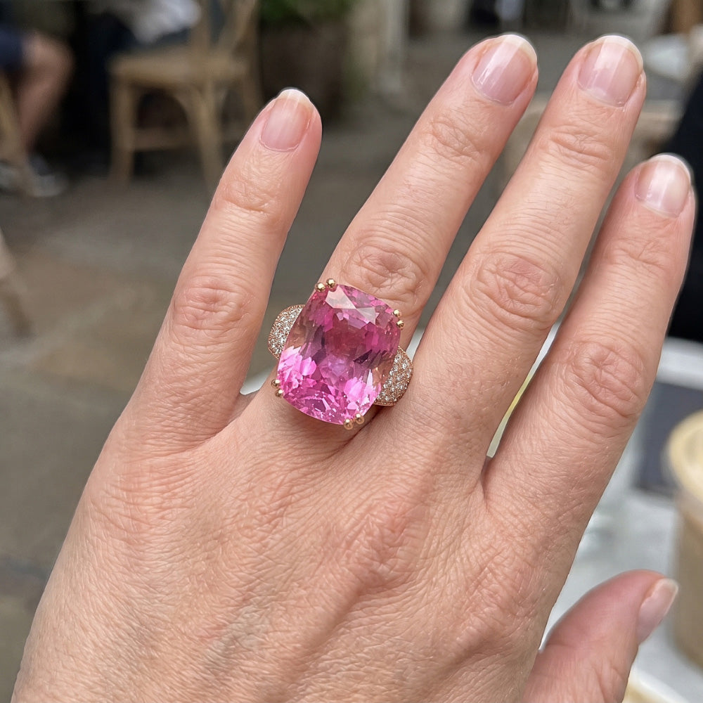 Anello in oro rosa 14 kt con grande kunzite rosa con piccoli diamanti 18.85 ct