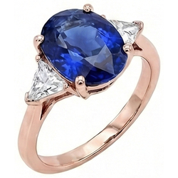 Anello in oro rosa con 3 pietre. zaffiro blu ovale e diamante 8.25 carati