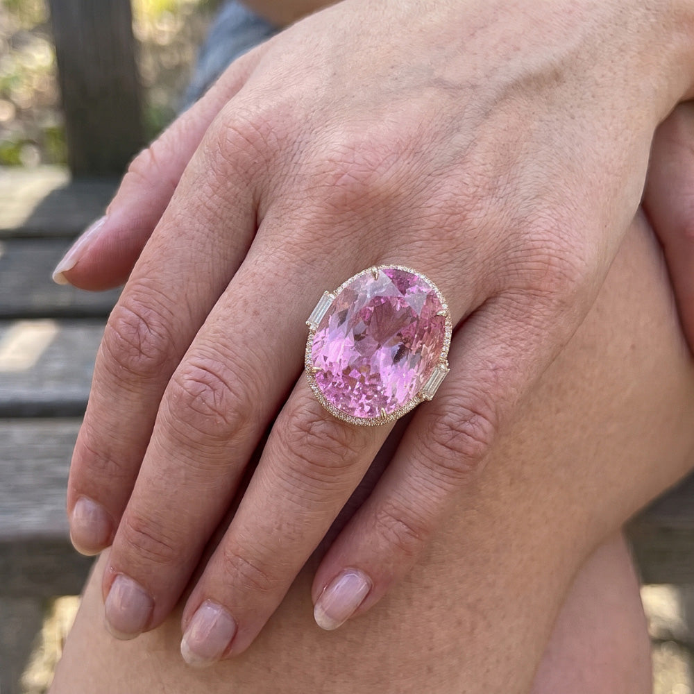 Anello in oro rosa con Kunzite e diamanti 26 ct con montatura a polo