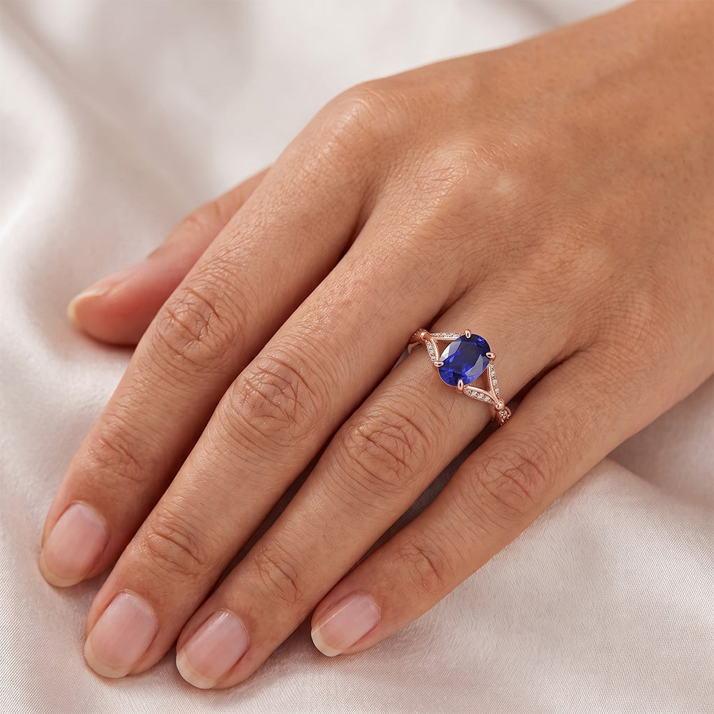 Anello in oro rosa con pietre preziose con gambo diviso. zaffiro blu e diamanti 3 carati