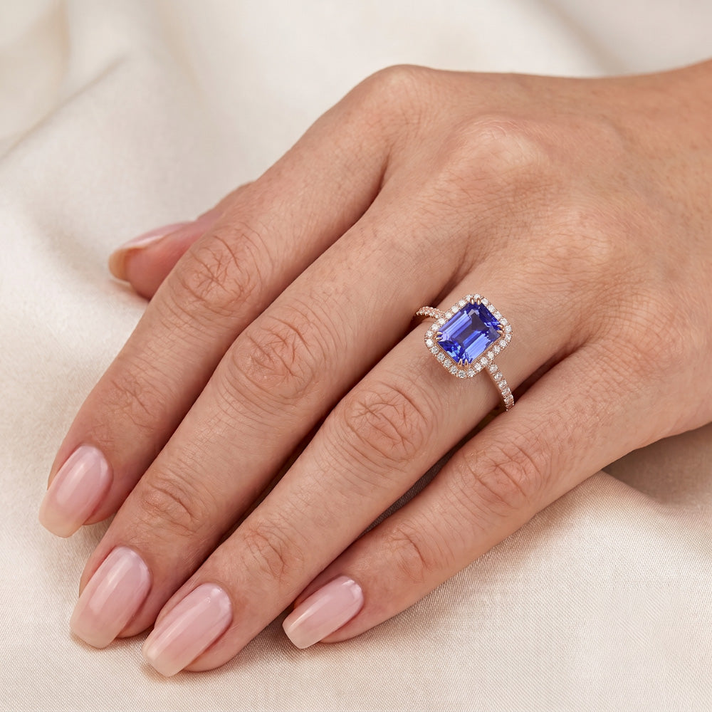 Anello in oro rosa con zaffiro radiante Halo 3.50 carati con pavé di diamanti