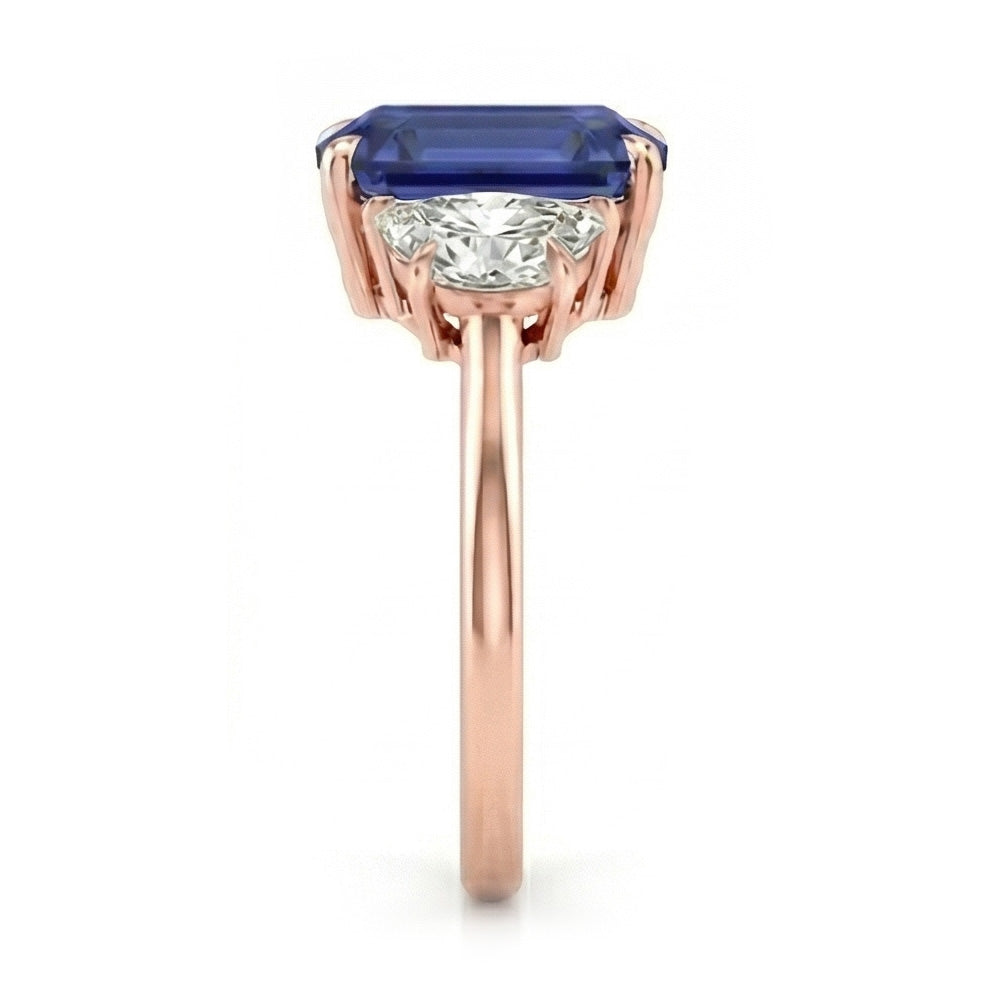 Anello in oro rosa con zaffiro smeraldo e 3 pietre a mezza luna con diamanti 4 carati