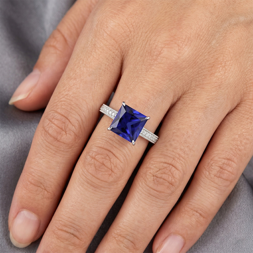 Anello in oro stile antico con diamanti e zaffiri blu principessa 4.50 carati