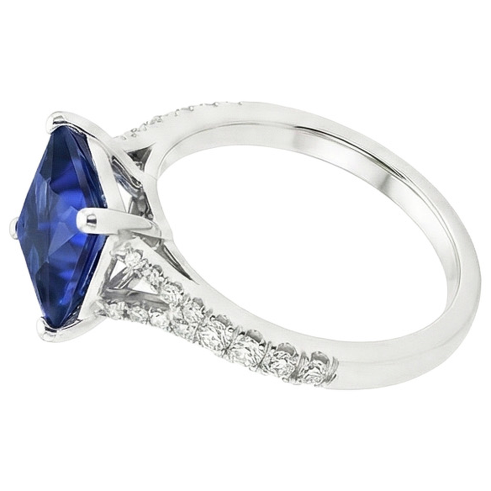 Anello in pietra preziosa solitario taglio principessa con accenti di diamanti pavé 6 carati