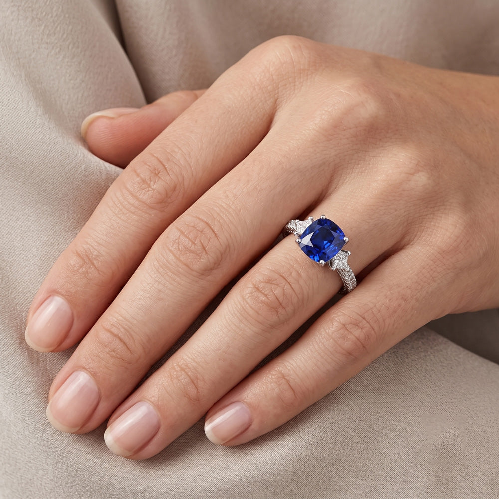 Anello in stile 3 pietre con zaffiro rotondo da 3 carati e cuscino con diamante Princess