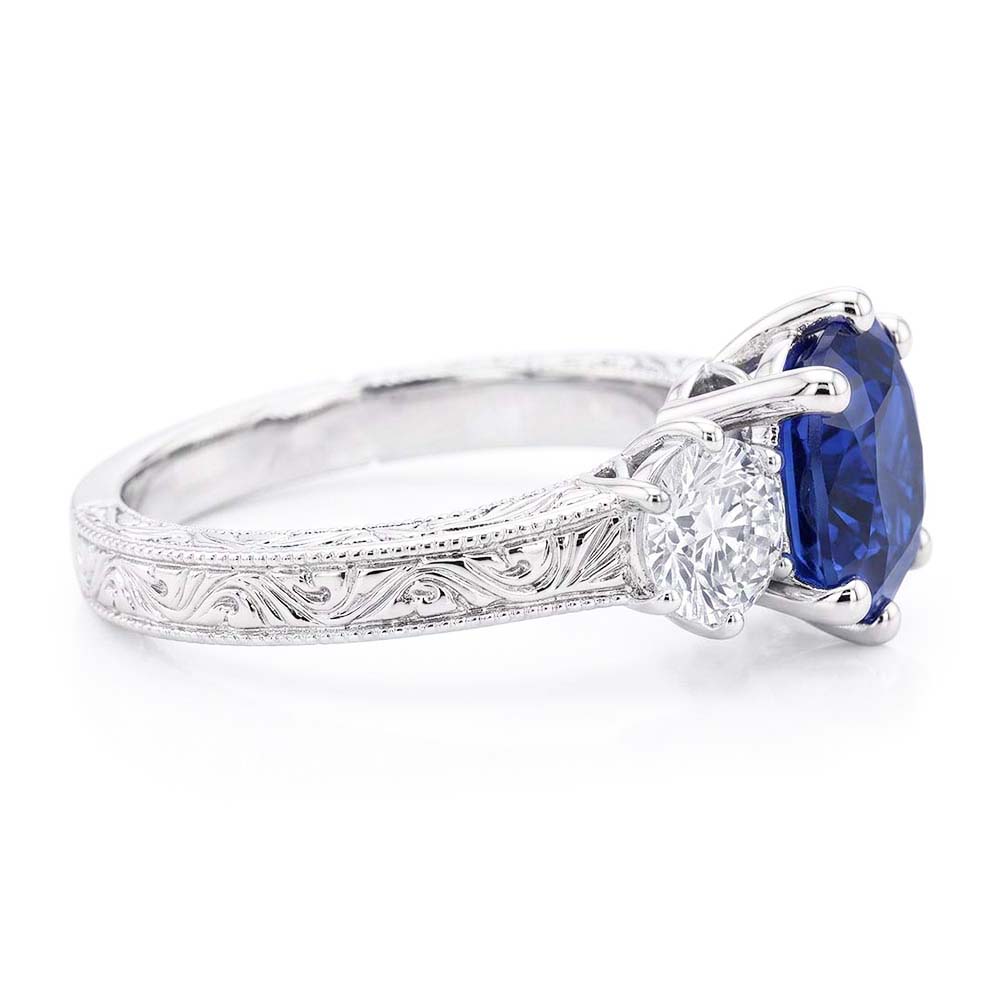 Anello in stile antico con zaffiro a cuscino da 2,50 carati e diamanti. Tre pietre