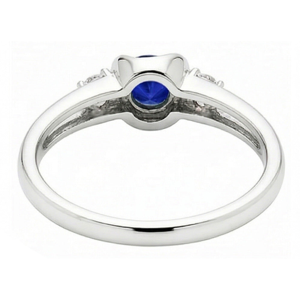 Anello in zaffiro blu in stile Tension con diamanti tondi da 1,50 carati e oro bianco 14K