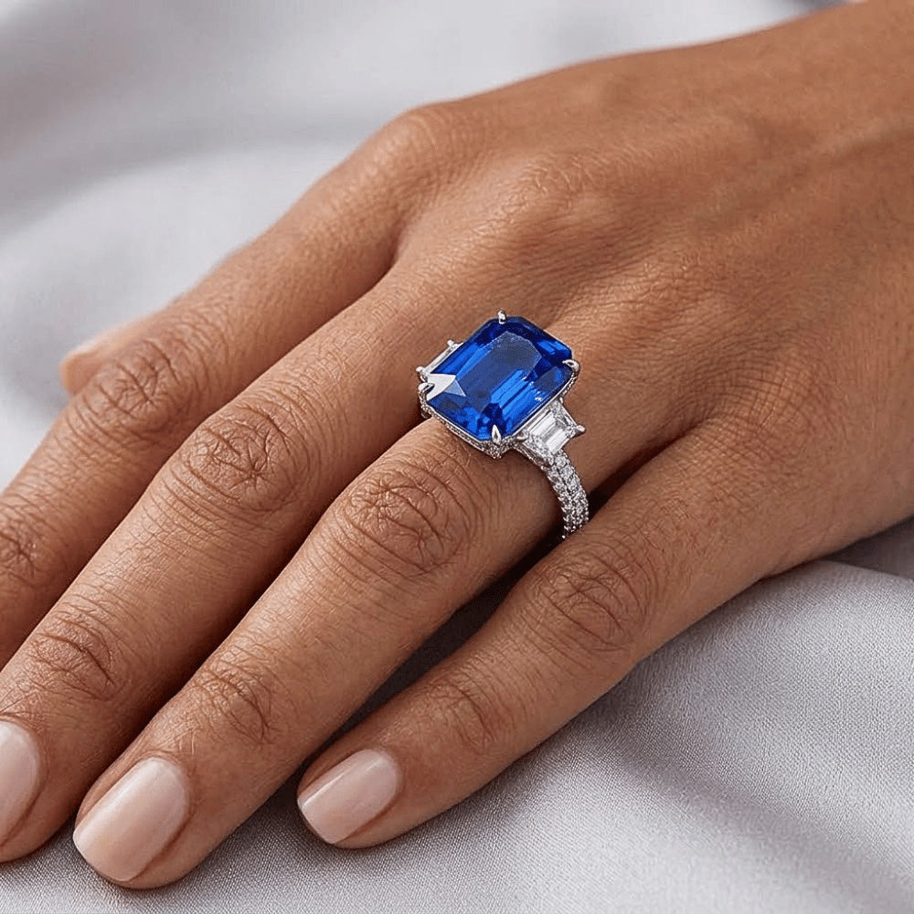 Anello in zaffiro con 3 pietre brillanti e diamanti con accenti in oro 4.50 carati