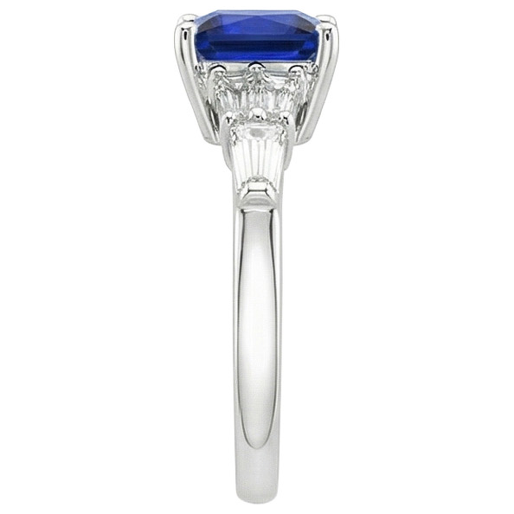 Anello in zaffiro taglio principessa con baguette affusolate. oro 4.50 carati 14K