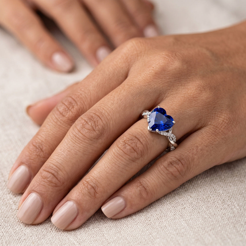 Anello intrecciato con zaffiro blu da 3,50 carati e pietra preziosa con diamanti a cuore