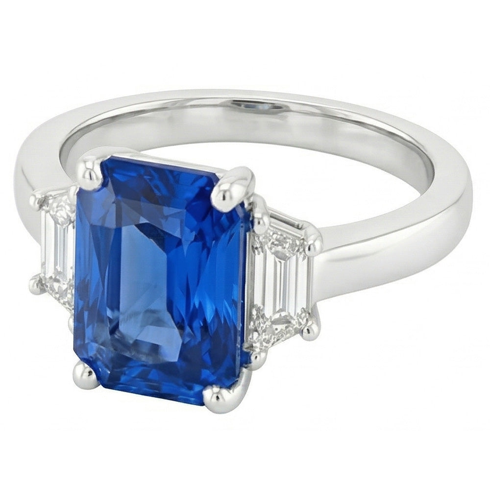 Anello nuziale con 3 pietre. zaffiro radiante e diamanti smeraldo. 1.75 carati
