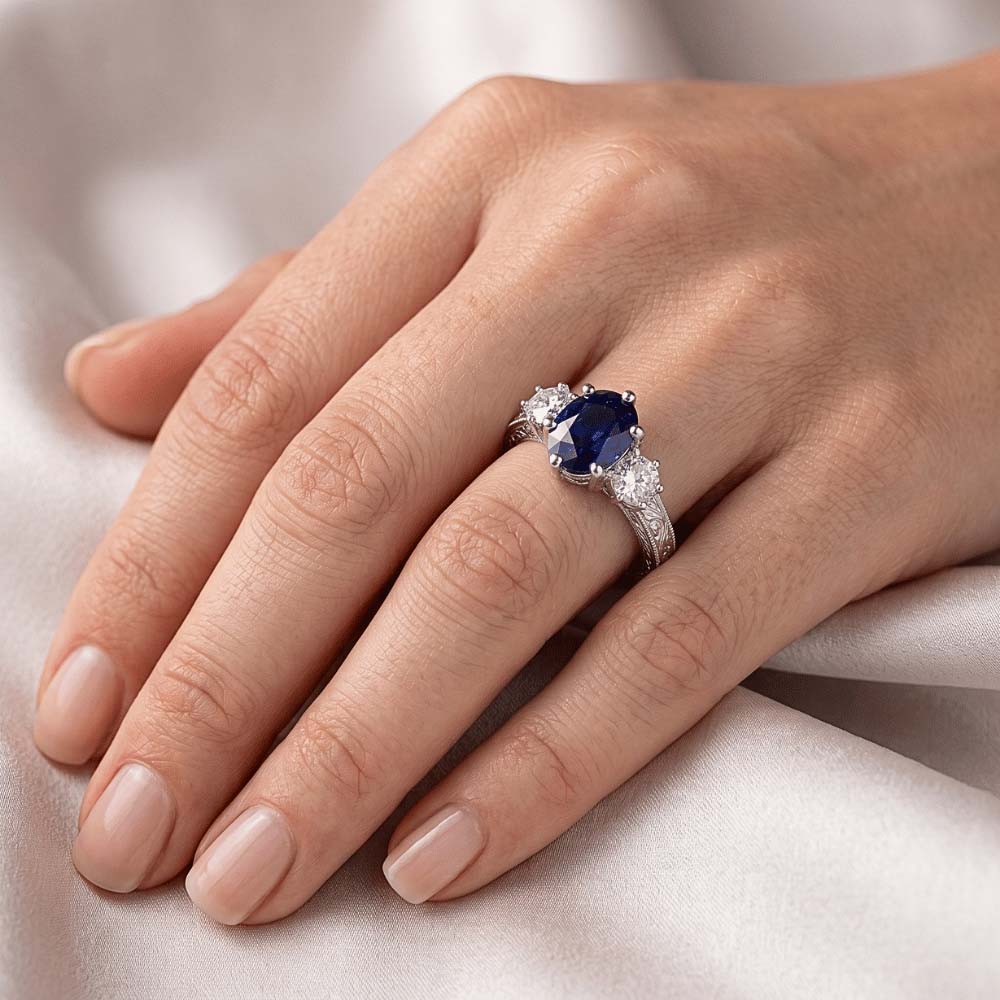 Anello old style con zaffiro blu 2,50 carati e diamanti 3 pietre in oro bianco 14K