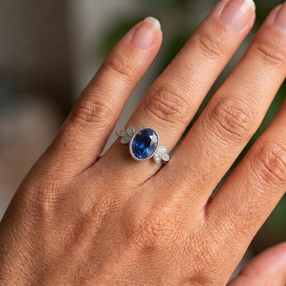Anello ovale con diamanti incastonati incastonato con zaffiro blu 3 carati in stile antico oro