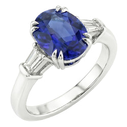 Anello ovale con tre pietre di zaffiro blu con diamante baguette 3.25 carati