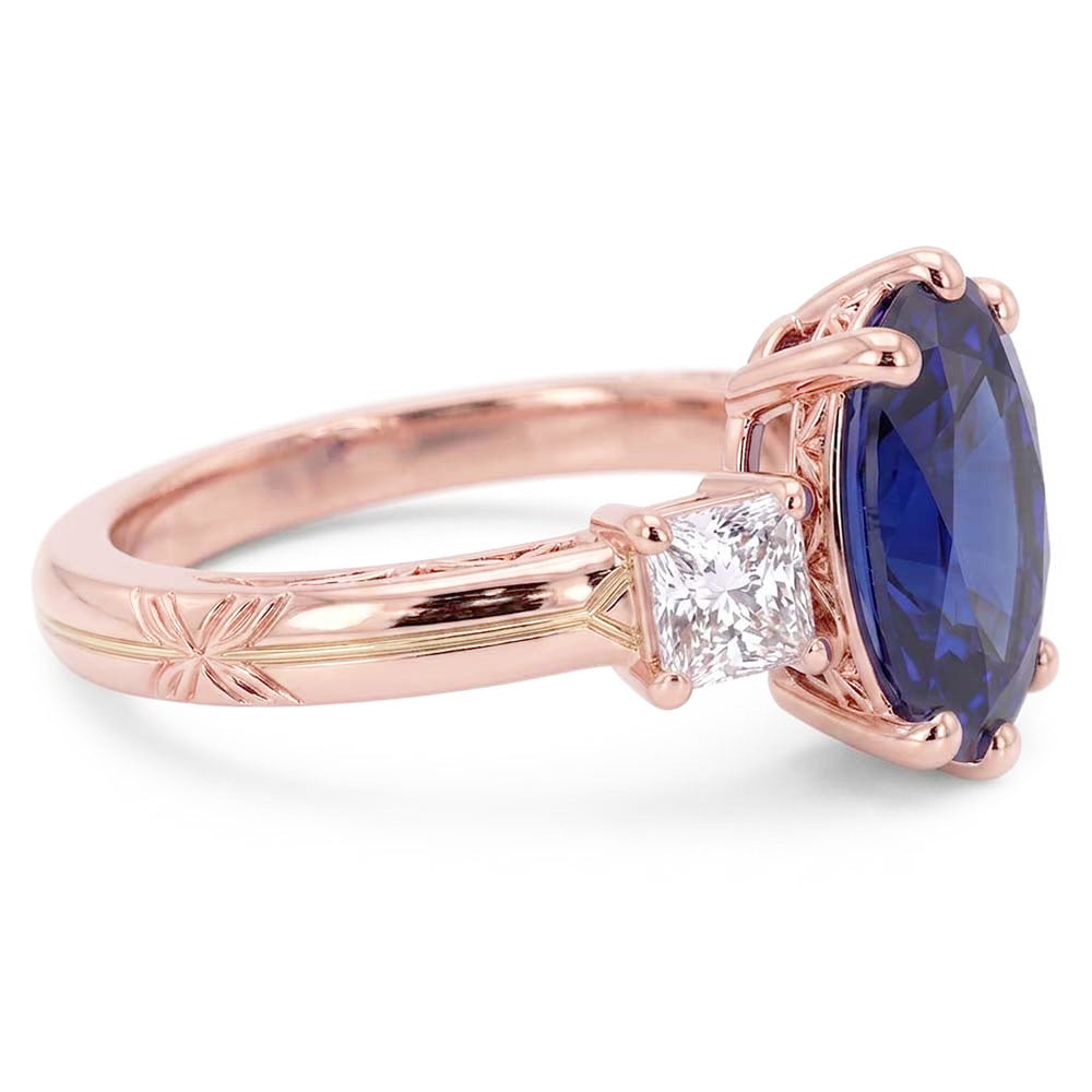 Anello ovale con tre pietre di zaffiro blu e diamanti 2.50 carati