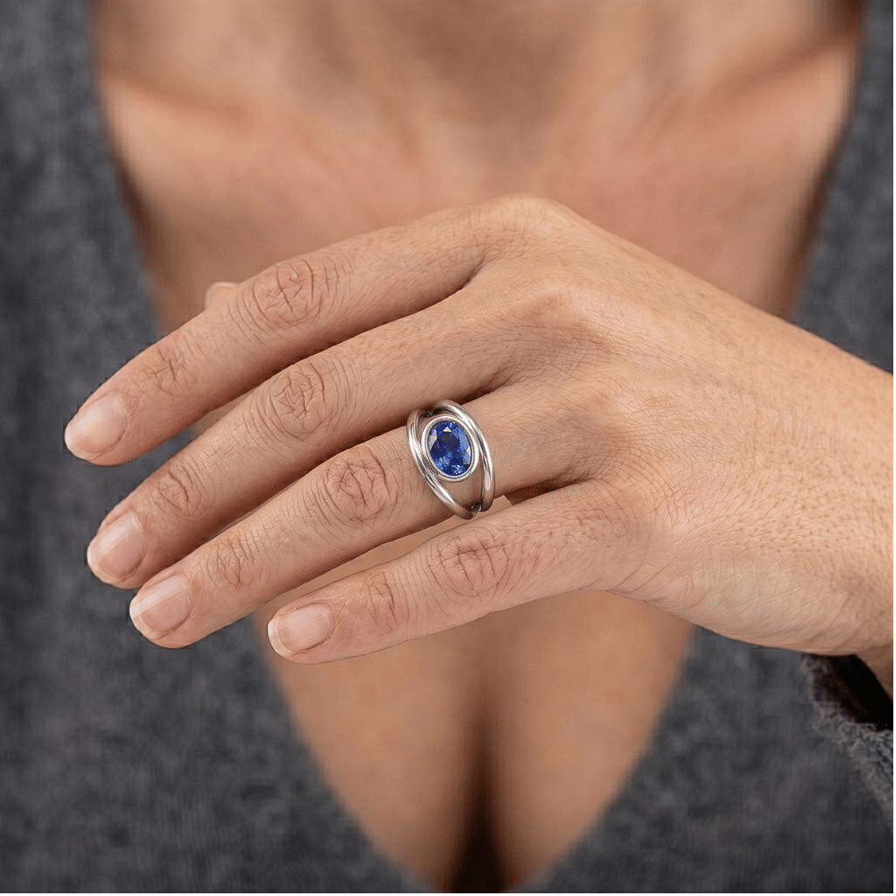 Anello ovale solitario 2 carati castone con zaffiro blu Ceylon oro 14K