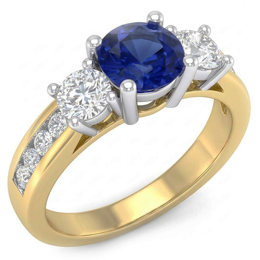 Anello rotondo con gemme di zaffiro e diamanti incastonati a 4 carati