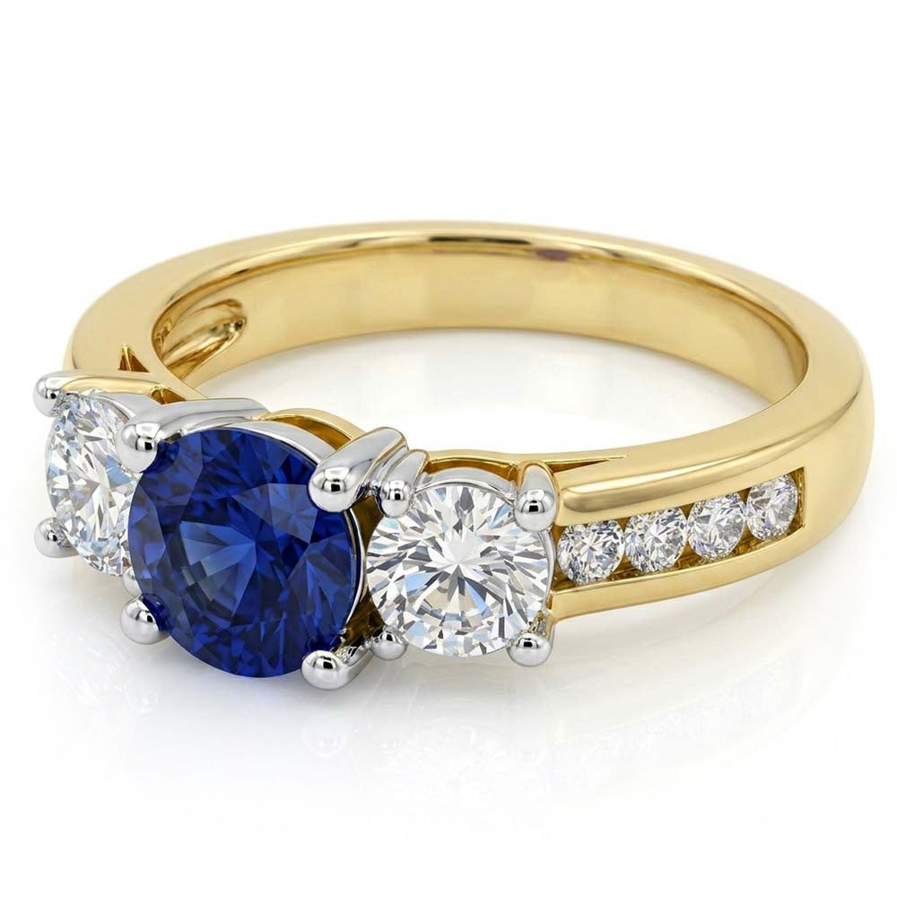 Anello rotondo con gemme di zaffiro e diamanti incastonati a 4 carati