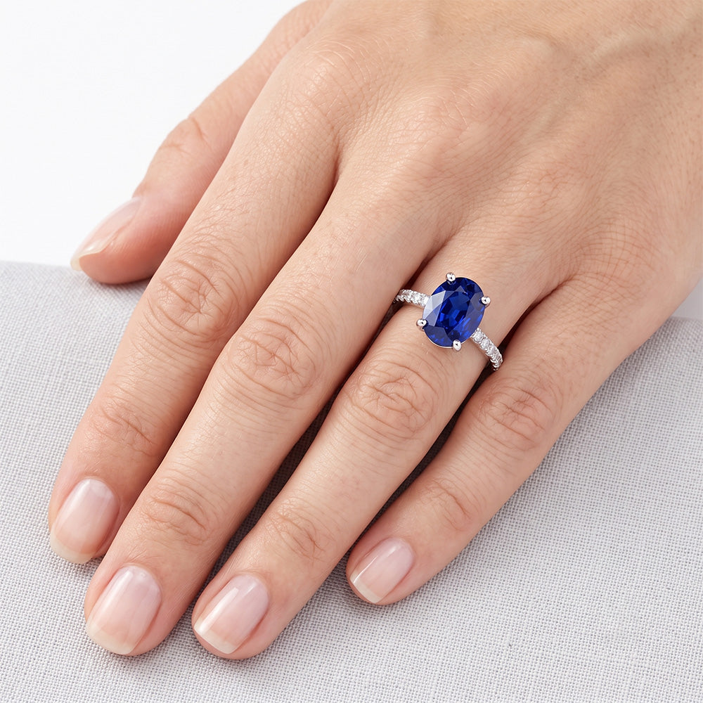 Anello rotondo con pavé di diamanti. taglio ovale. zaffiro dello Sri Lanka. 5 carati