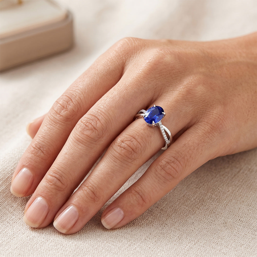 Anello solitario Anniversary con accenti di zaffiro blu da 3,50 carati