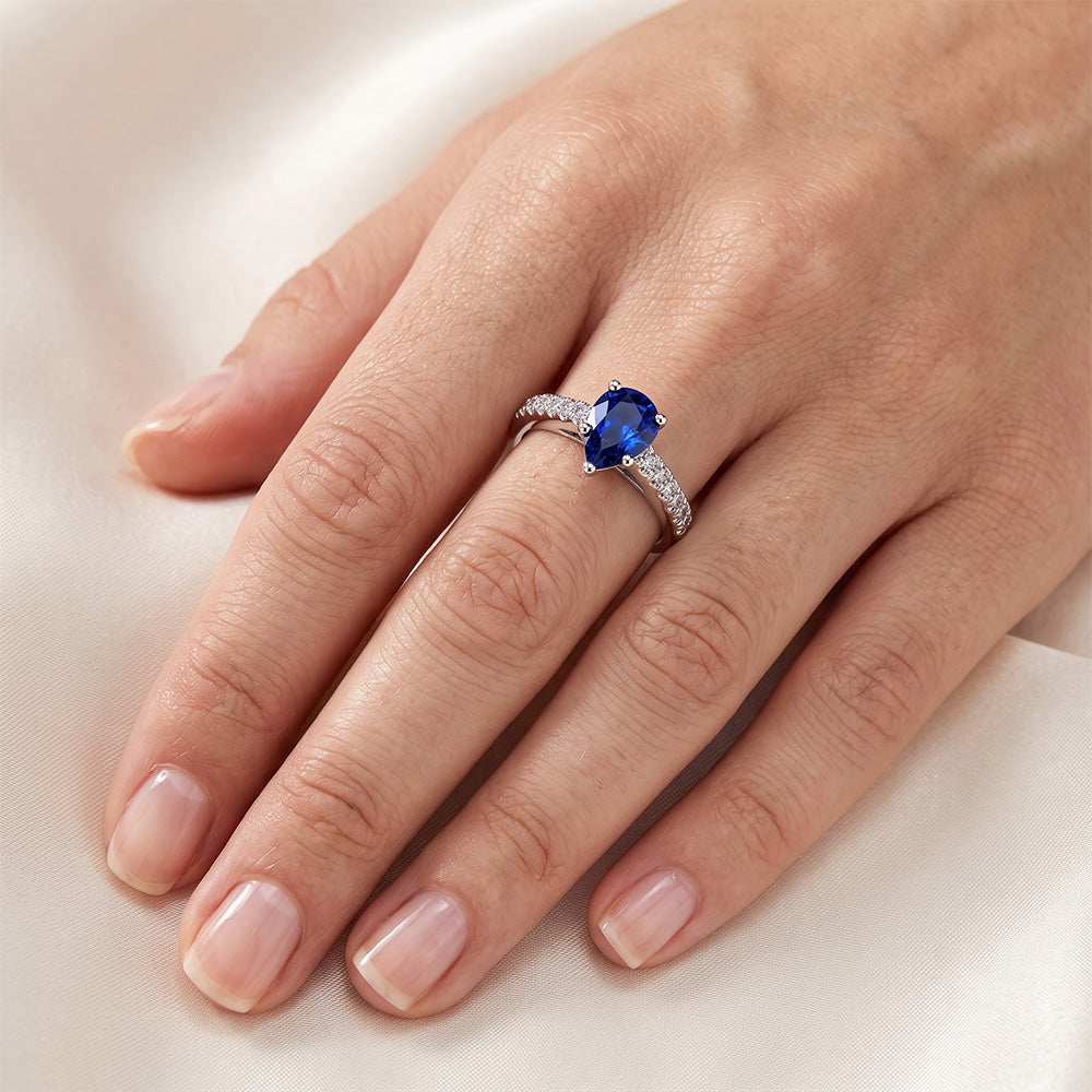 Anello solitario a goccia con accenti di zaffiro blu da 2,50 carati in oro bianco 14K