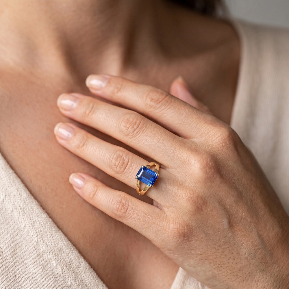 Anello solitario bicolore con zaffiro blu smeraldo 2.50 carati con gambo diviso