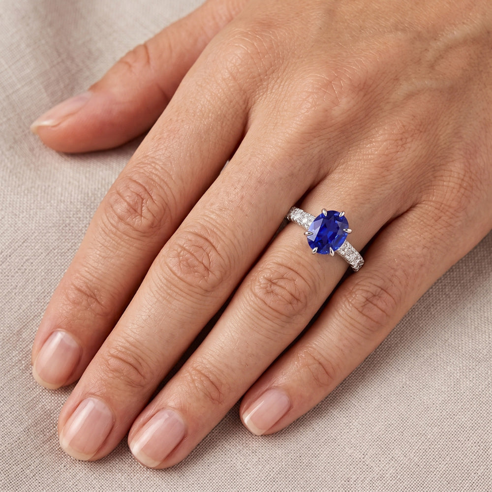 Anello solitario con accenti Zaffiro blu e pavé di diamanti 4 carati