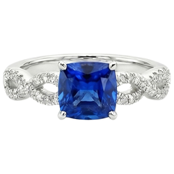 Anello solitario con accenti di cuscino in zaffiro blu da 2,75 carati e diamante