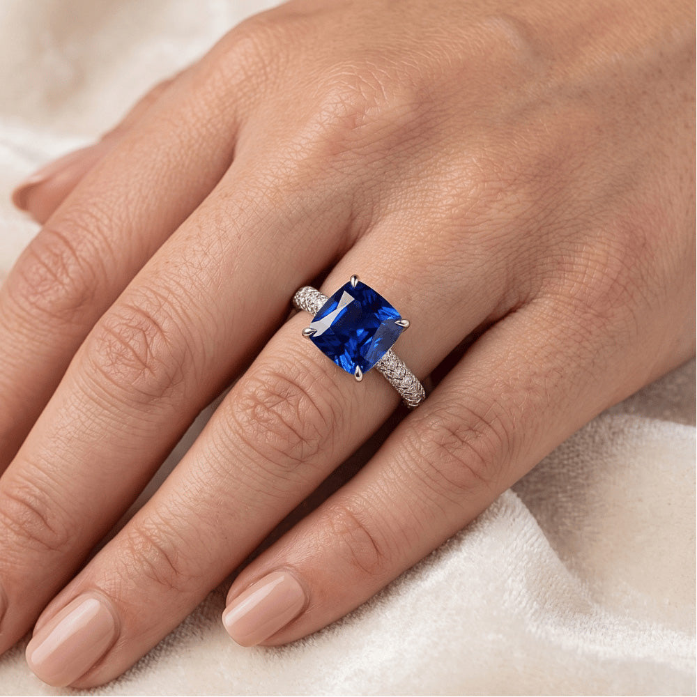 Anello solitario con accenti di diamante a cuscino con zaffiro blu da 3,25 carati