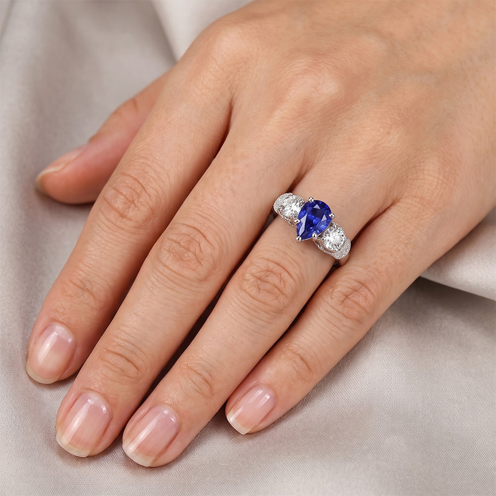 Anello solitario con accenti di zaffiro blu da 1,75 carati con gambo Milgrain in oro bianco 14K