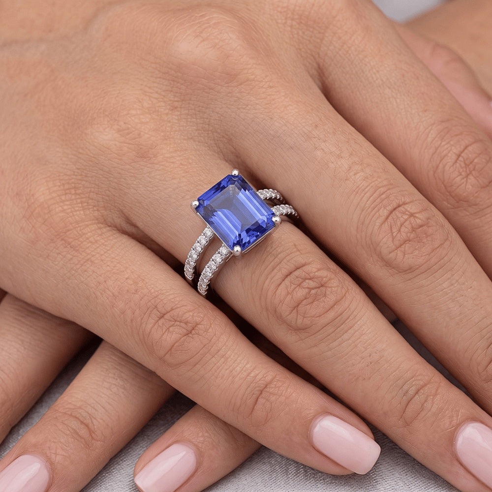 Anello solitario con accenti di zaffiro blu da 4,50 carati e diamante in oro bianco 14 carati