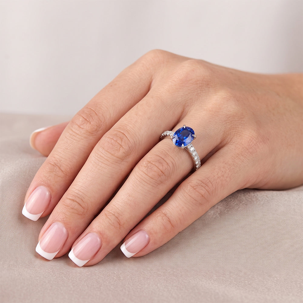 Anello solitario con accenti zaffiro blu e pavé di diamanti 3 carati