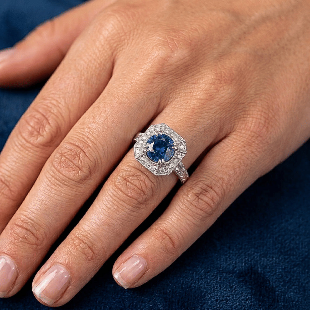 Anello solitario con accento in oro bianco con zaffiro da 3.75 ct e diamanti