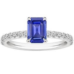 Anello solitario con dettagli in pavé di zaffiri blu da 4,50 carati e diamanti in oro bianco 14K