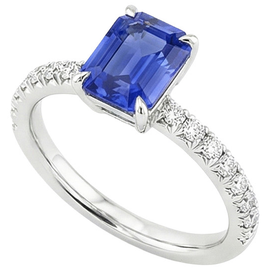 Anello solitario con dettagli in pavé di zaffiri blu da 4,50 carati e diamanti in oro bianco 14K